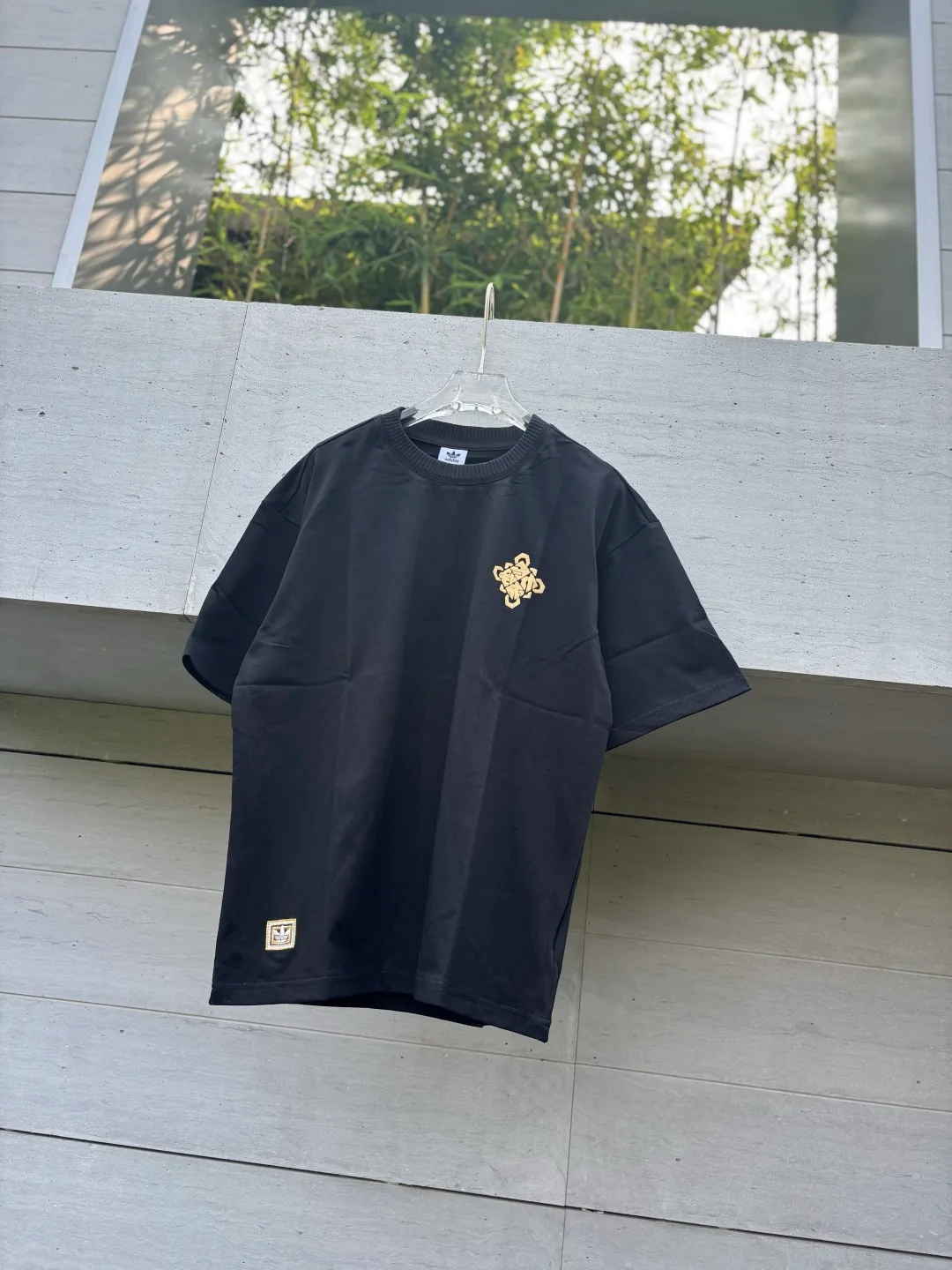 𝟬𝟱𝟰𝟴𝟱# Exclusive real shot/difference between various stolen pictures and online version on the market [Year of the Horse limited edition 𝗮𝗱𝗶𝗱𝗮𝘀 Adidas clover logo short sleeves! AD Year of the Horse Limited Short Sleeves] ✅Selected high-density combed cotton, high-density screen printing of Chinese elements on the chest and back, custom-woven threaded neckline that does not deform, accessories details consistent with the original version ✅Adidas Clover Chinese Knot Year of the Horse Limited Short Sleeves are amazing! ✅The lucky T-shirt that is a must-have for the Year of the Horse in 2026 is here✨ The new Chinese Knot Series is also available to understand the oriental aesthetics! ✅The exquisite Chinese knot embroidery on the chest is so eye-catching! It means good luck and immediate success, the red knot is festive, the gold knot is noble, and it brings good luck buff! Classic clover logo + small logo on the hem, full of details 💯 ❤️Fairy color matching Hanyu white: gentle and white, perfect with jeans and skirts, gentleness is the natural outfit, ❤️Classic black: Versatile is not picky, gold knot embellishment is more advanced, a must-have for cool girls ✅ Complete with three standards! Perfect Quality! Highly recommended! Large size Color: Black Size: S to XXL (loose fit)